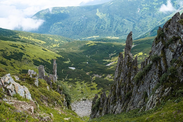 Paesaggio con montagne e nuvole. Rocce. Meta turistica escursionistica