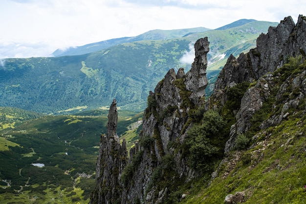 Paesaggio con montagne e nuvole. Rocce. Meta turistica escursionistica