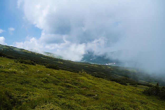 Paesaggio con montagne e nuvole. Rocce. Meta turistica escursionistica