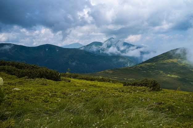 Paesaggio con montagne e nuvole. Rocce. Meta turistica escursionistica