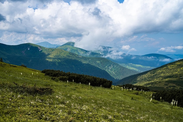 Paesaggio con montagne e nuvole. Rocce. Meta turistica escursionistica