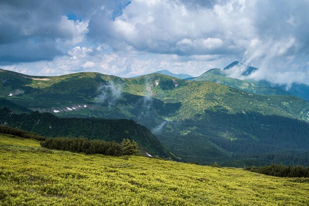 Paesaggio con montagne e nuvole. Rocce. Meta turistica escursionistica