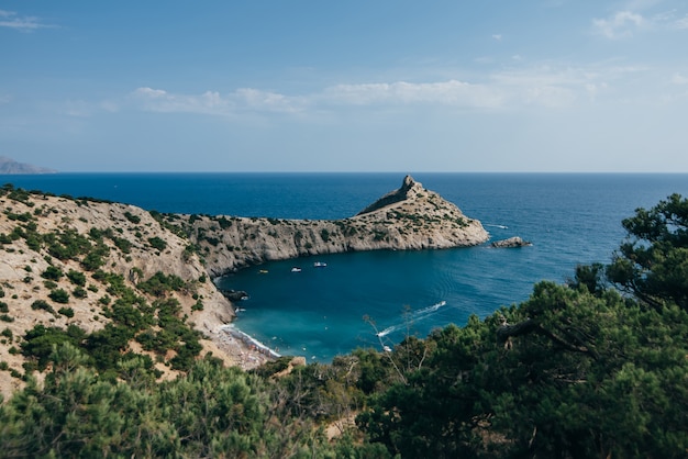 Paesaggio con montagne e una baia sul mare