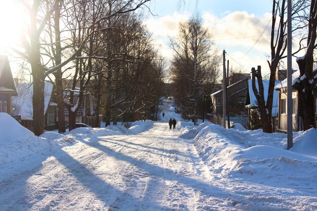 Paesaggio con neve. Villaggio russo in inverno.