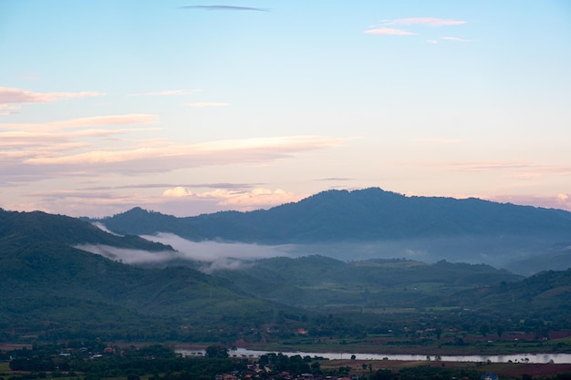Paesaggio con nuvole, cielo e montagne del nord della Thailandia. La montagna si divide tra i distretti di Chiang Khong e Chiang Saen.