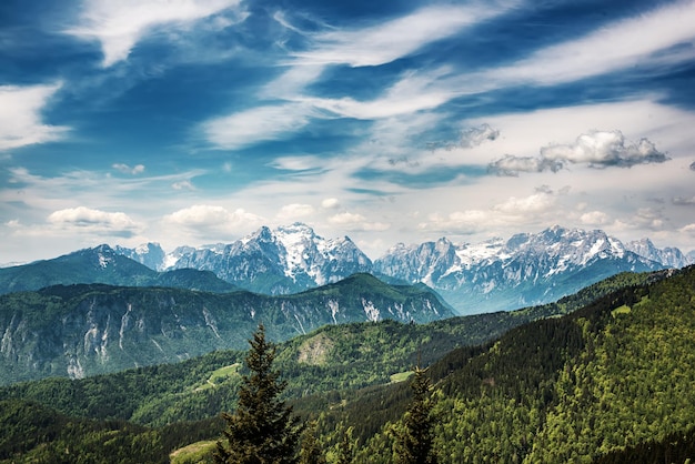 Paesaggio con ombre nuvolose sulle montagne del Triglav vista dalla montagna Golica con il concetto stagionale estivo di viaggio nella foresta verde