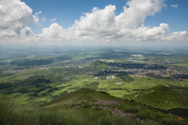 Paesaggio con paesaggio naturale dall'alto della montagna