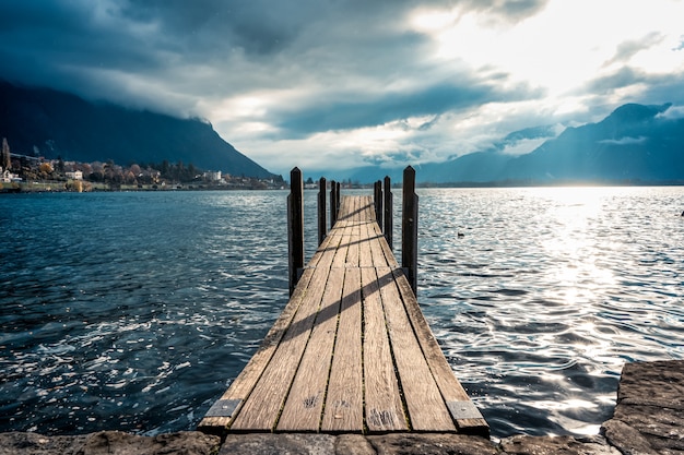 Paesaggio con ponte di legno