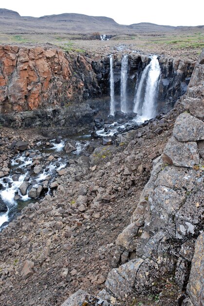 Paesaggio con rocce e una cascata