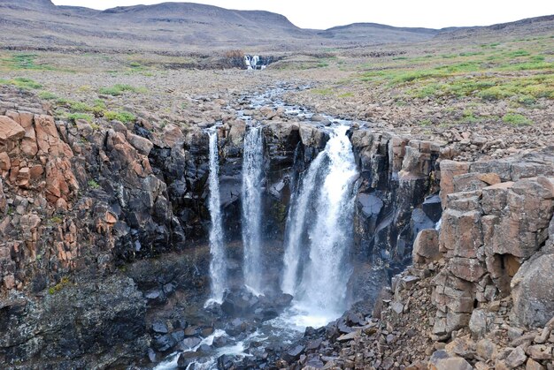 Paesaggio con rocce e una cascata