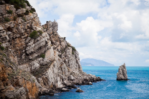 Paesaggio con rocce in riva al mare e bel cielo. Antica barriera corallina.