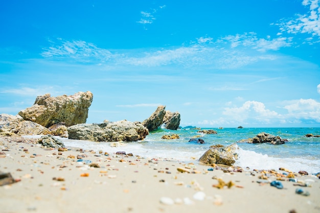 Paesaggio con spiaggia bianca, il mare e le belle nuvole nel cielo blu