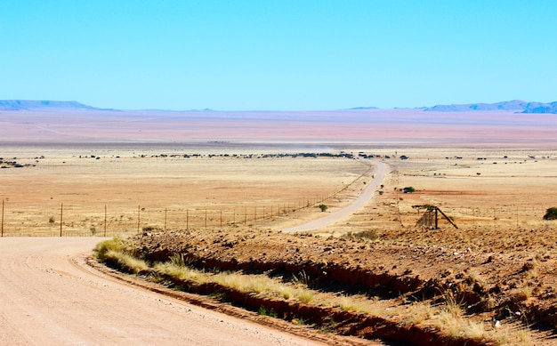 Paesaggio con strada sterrata in Namibia Africa