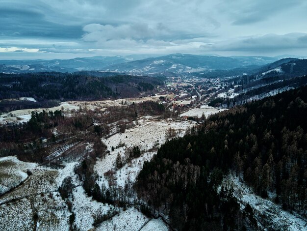 Paesaggio con strada tortuosa attraverso la vista aerea della montagna