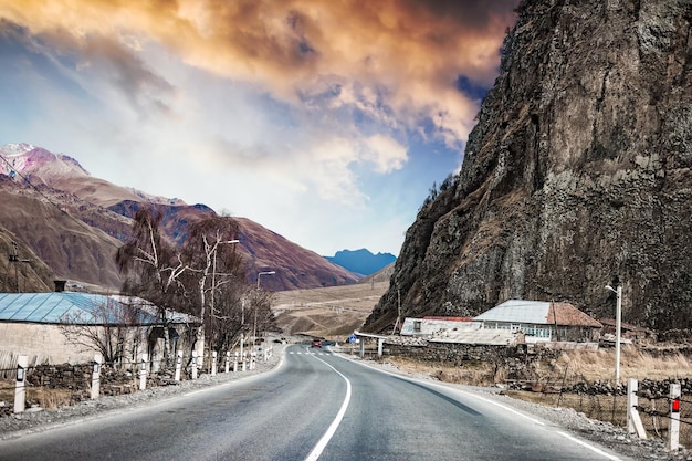 Paesaggio con tortuosa strada militare in georgia attraverso il canyon