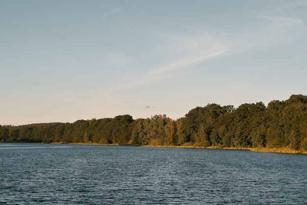 Paesaggio con tramonto sul lago Cielo serale sull'acqua durante l'estate