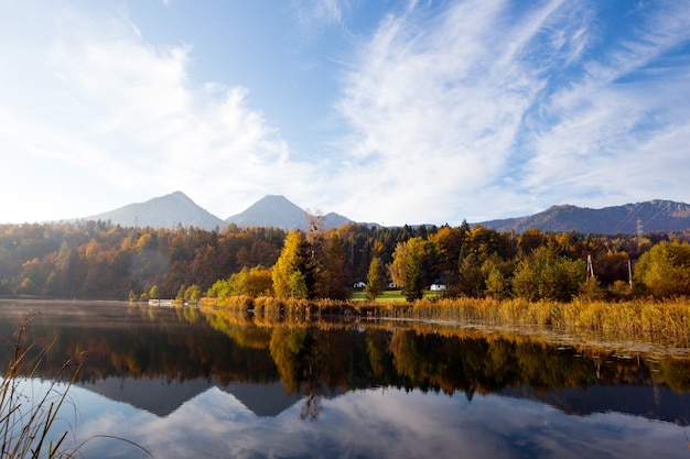 Paesaggio con un bellissimo lago di montagna con riflesso. autunno