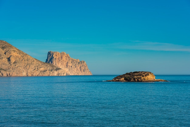 Paesaggio con un'isola e la roccia di Ifach