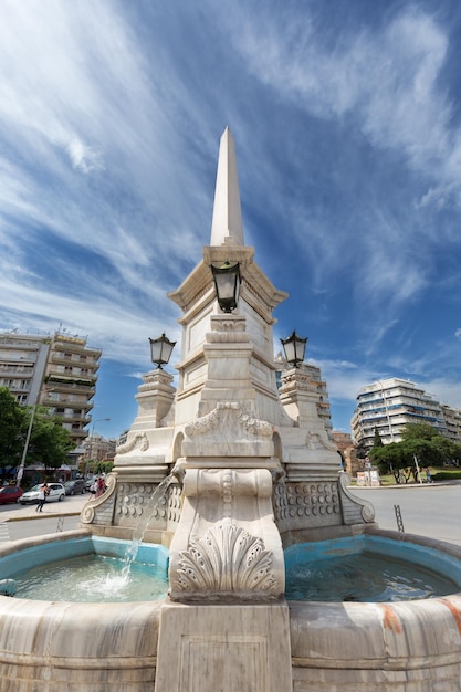 Paesaggio con una fontana sulla piazza Sintrivaniou contro un cielo pittoresco, Salonicco, Grecia