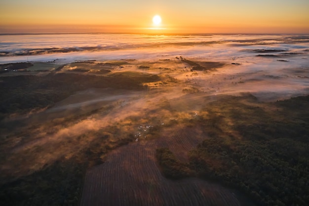 Paesaggio con una nebbia scarlatta all'alba