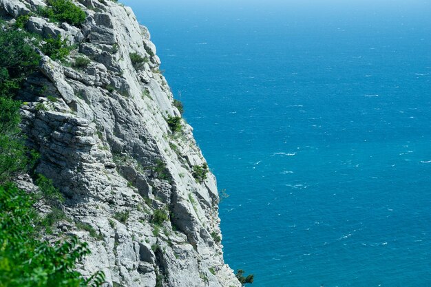 Paesaggio con una roccia sullo sfondo del mare