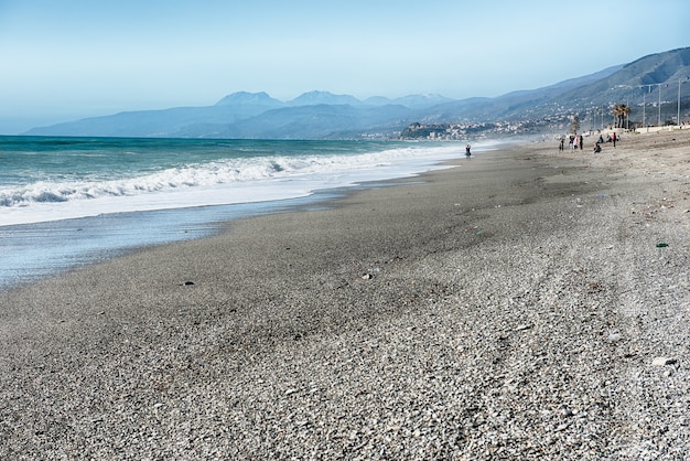 Paesaggio con una spiaggia sabbiosa panoramica sulla costa tirrenica in Calabria, Italia