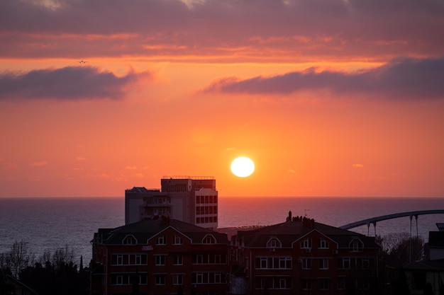 Paesaggio con vista del tramonto sul mare e sulla città