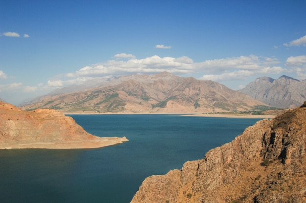 Paesaggio con vista sul lago e sulle montagne. Uzbekistan, bacino idrico di Charvak. Natura dell'Asia centrale