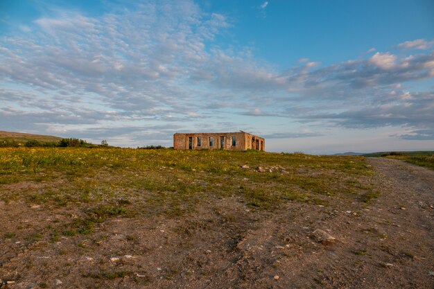 Paesaggio con vista sulle rovine di un antico forte militare con tracce