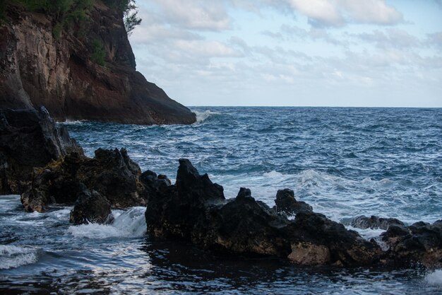 Paesaggio costiero con mare blu e bellissime scogliere di rocce di pietra sulla costa in acqua blu