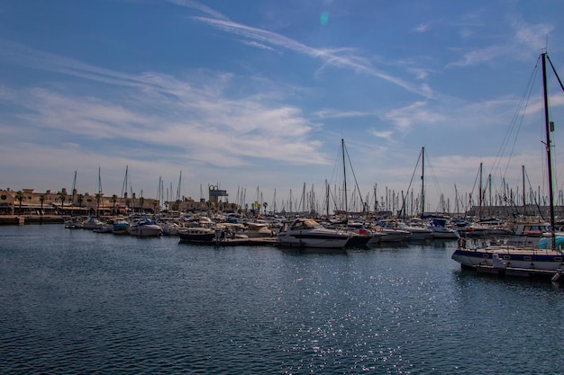 Paesaggio costiero con porto per yacht ad Alicante, Spagna, in una calda giornata di estate soleggiata