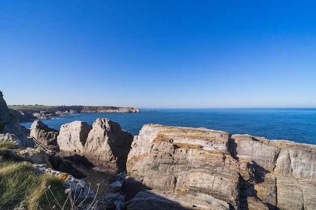 Paesaggio costiero con rocce e mare blu calmo Copia spazio