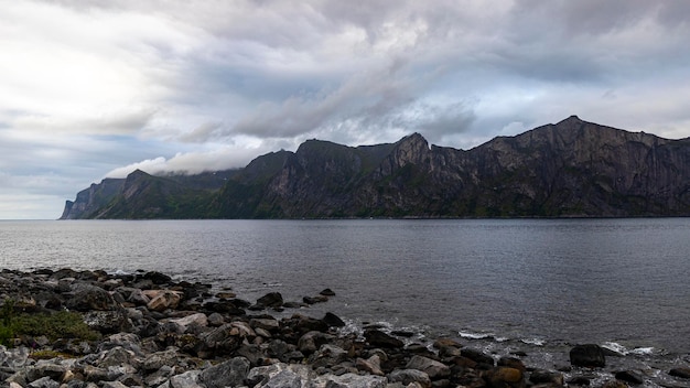 paesaggio cupo dell'isola di senja nel nord della norvegia panorama dell'isola di senja,