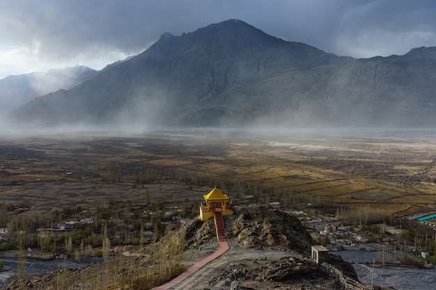 Paesaggio dal monastero di Diskit nella valle di Nubra di Ladakh, Kashmir, India.