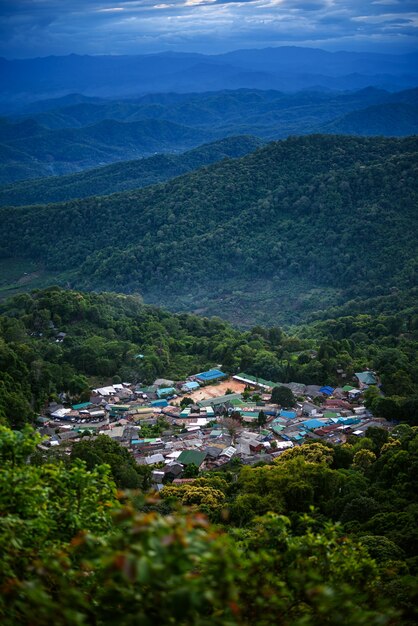 Paesaggio dall'alto Vista del villaggio di montagna sulle montagne di Doi Pui nel cielo e nelle nuvole al tramonto, Chiangmai, Thailandia