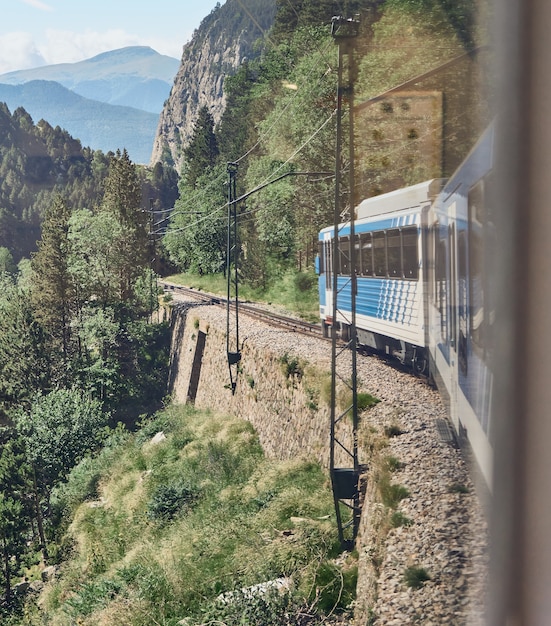 Paesaggio dall'interno di un treno