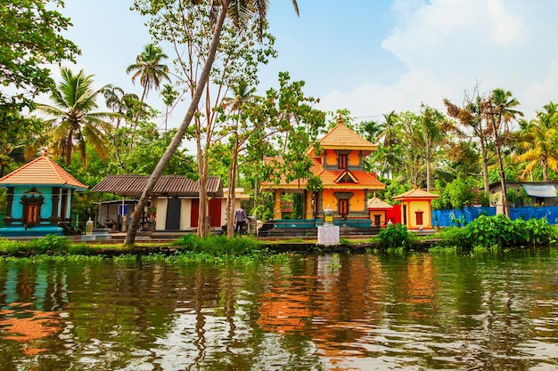 Paesaggio degli stagni di Alappuzha nel Kerala