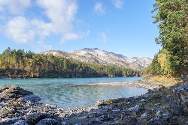 Paesaggio dei monti Altai e del fiume Katun della cresta nord Chui in Siberia Repubblica dell'Altai Russia