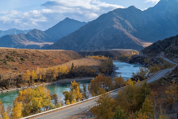 Paesaggio dei Monti Altai e della cresta Nord Chui in Siberia Altai Repubblica Russia