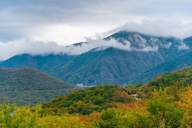 Paesaggio del bacino idrico di Zhinvalskoe, Georgia. Quaranta chilometri a nord di Tbilisi.