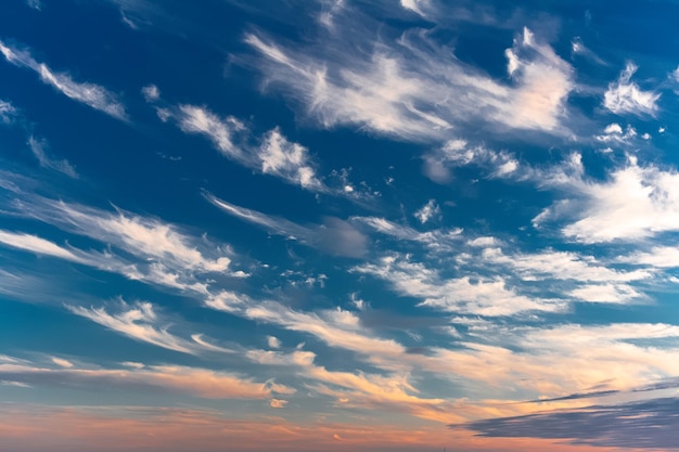 Paesaggio del bel cielo nuvoloso al tramonto Colorato sfondo naturale