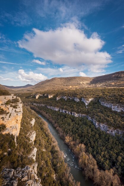 Paesaggio del canyon del fiume Ebro al tramonto a Burgos, Castilla y Leon, Spagna.