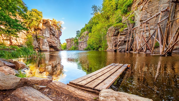 Paesaggio del canyon di Buky, fiume con alte rocce nell'acqua, Ucraina.