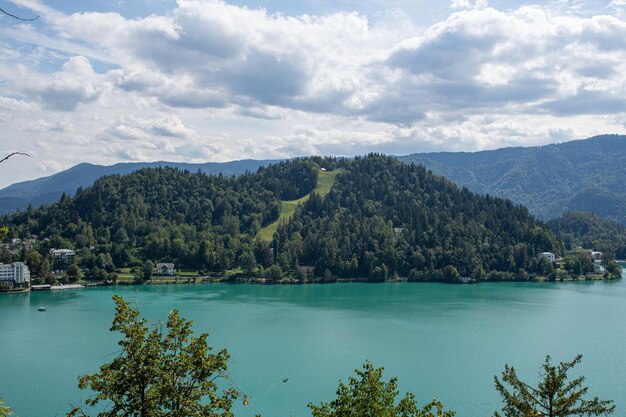 Paesaggio del castello e delle montagne sanguinati dentro