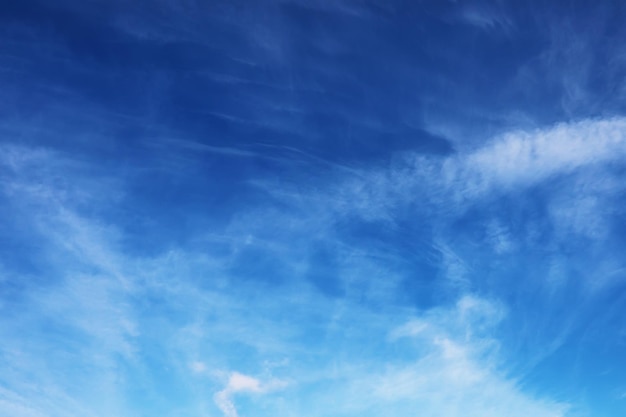 Paesaggio del cielo con nuvole in colori pastello