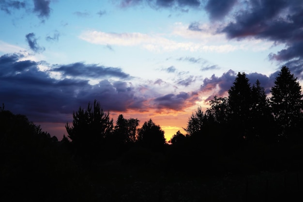 Paesaggio del cielo con nuvole in colori pastello