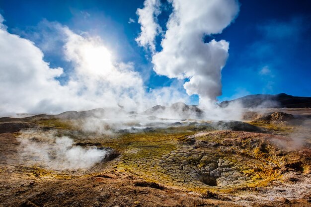 Paesaggio del deserto boiviano del sole con enormi geyser fumanti