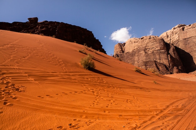 Paesaggio del deserto di Wadi Rum in Giordania. Concetto di viaggio