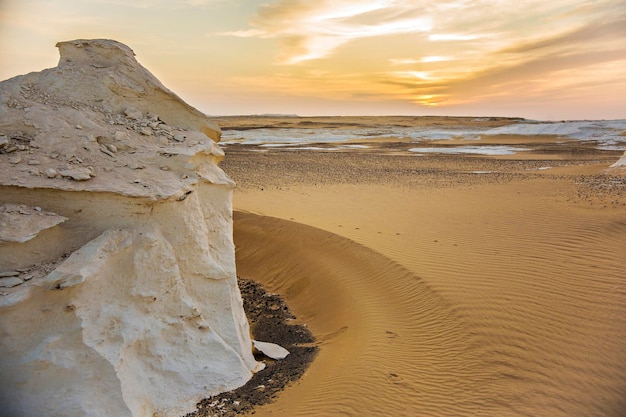 Paesaggio del deserto in Egitto. Deserto bianco in Egitto Farafra. Pietre bianche e sabbie gialle.