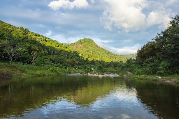 Paesaggio del fiume a Khiriwong Nakhonsithammarat